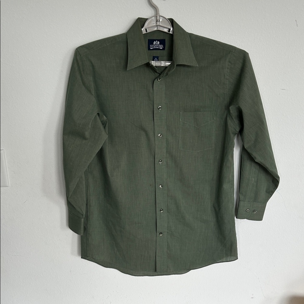 Stafford Men’s Long Sleeve Dress Shirt

Size 16 32-33